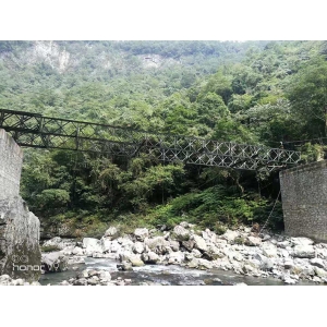 常德壺瓶山33米貝雷橋安裝現(xiàn)場：三排單層加強型鋼便橋